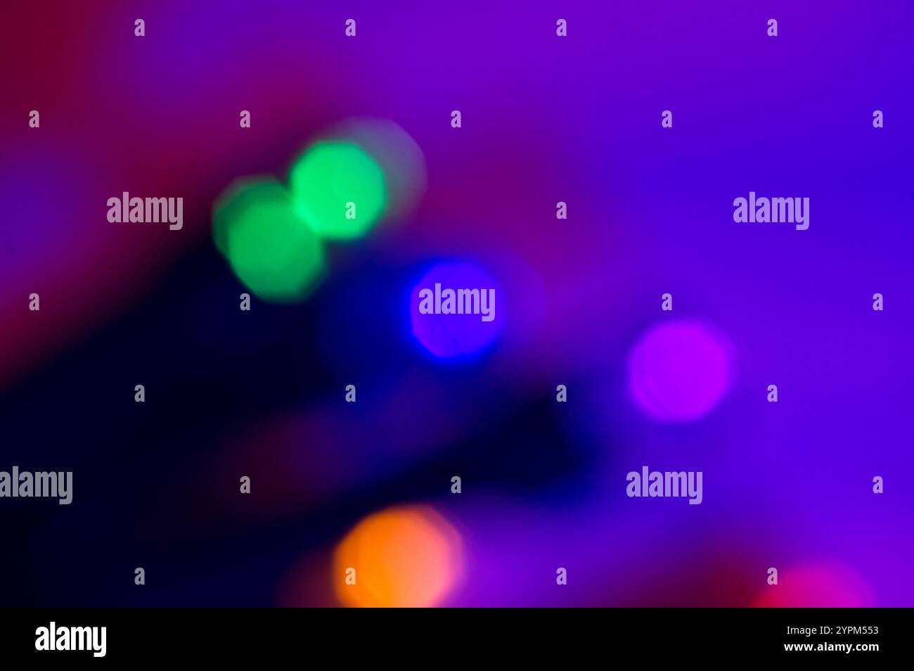 Sfere ottagonali o luce verde, blu e rosa su sfondo astratto Foto Stock