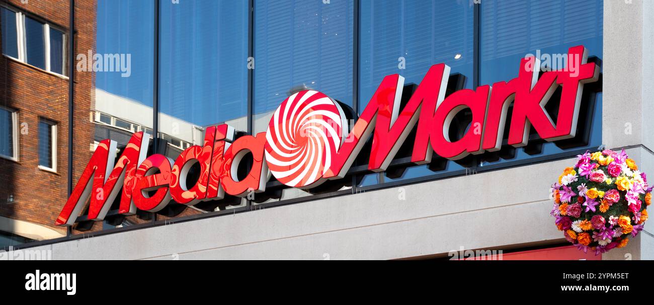 Drachten, Niederlande, 5.09.2024: Segno media Markt con grandi lettere sulla facciata di un negozio. Media Markt è una catena multinazionale tedesca di iperma Foto Stock Drachten, Niederlande, 5.09.2024: Segno media Markt con grandi lettere sulla facciata di un negozio. Media Markt è una catena multinazionale tedesca di iperma Foto Stock