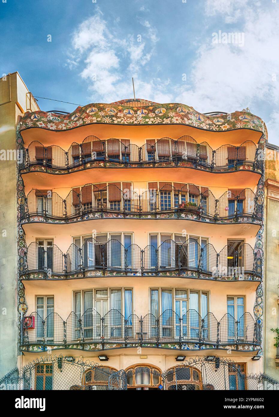 BARCELLONA - 9 AGOSTO: Facciata del cortile interno di Casa Batllo, rinomato edificio progettato da Antoni Gaudí e simbolo di Barcellona, Catal Foto Stock
