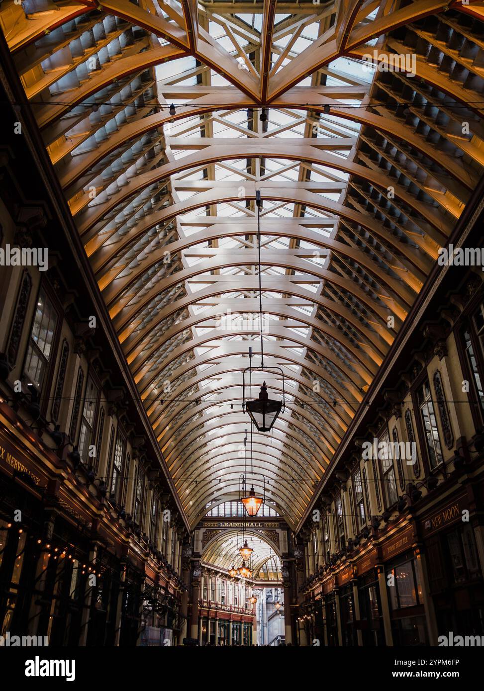 Eleganti interni architettonici del Leadenhall Market di Londra, con soffitti dal design intricato, luci d'epoca e fascino storico Foto Stock