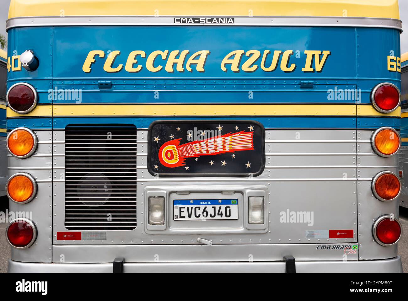 Parte posteriore di un autobus brasiliano classico CMA Flecha Azul IV Scania K113CL 1995. Foto Stock