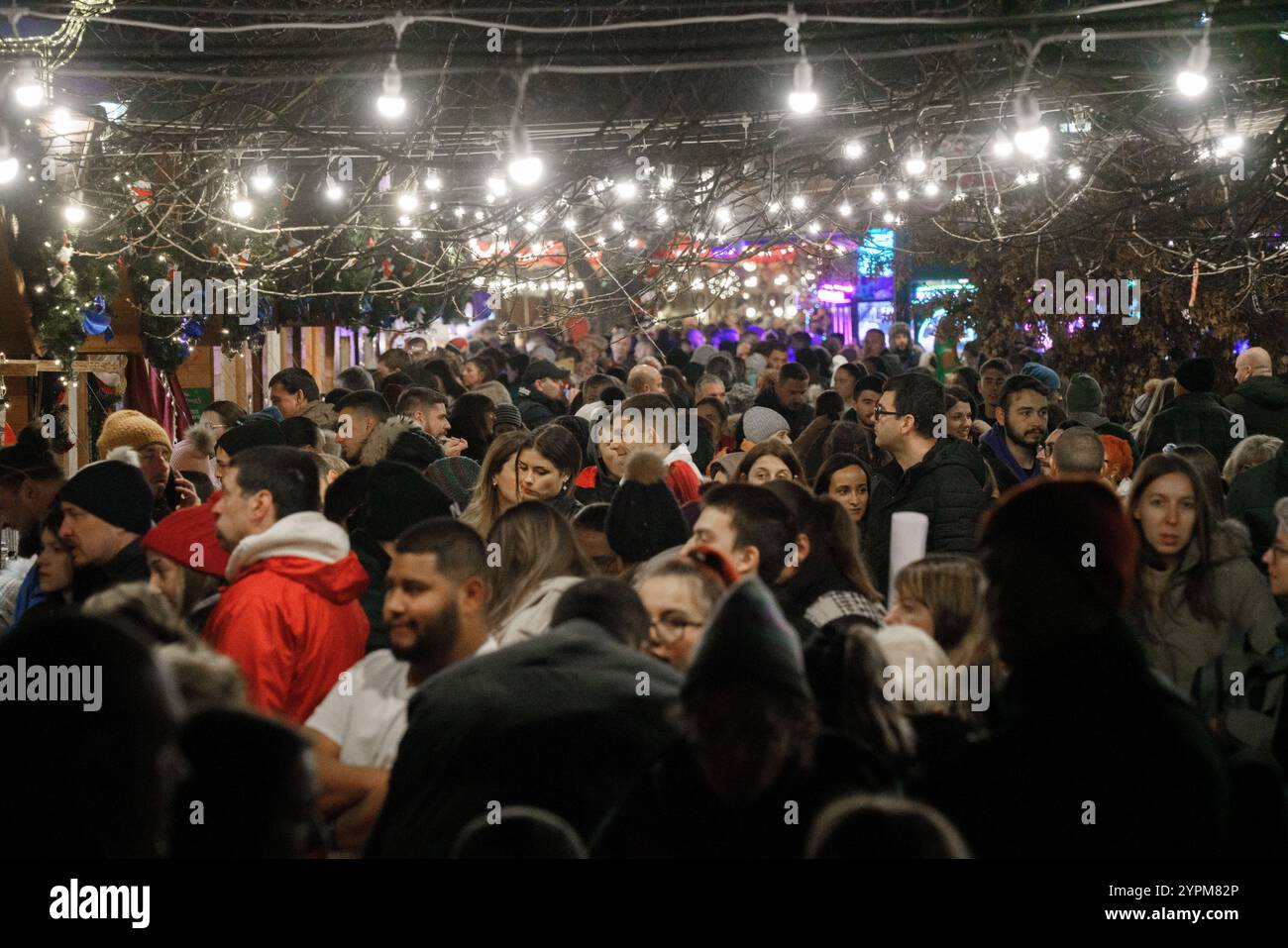 SOFIA, BULGARIA - novembre 27 2024: Una folla al mercatino di Natale di Sofia, Bulgaria di notte Foto Stock