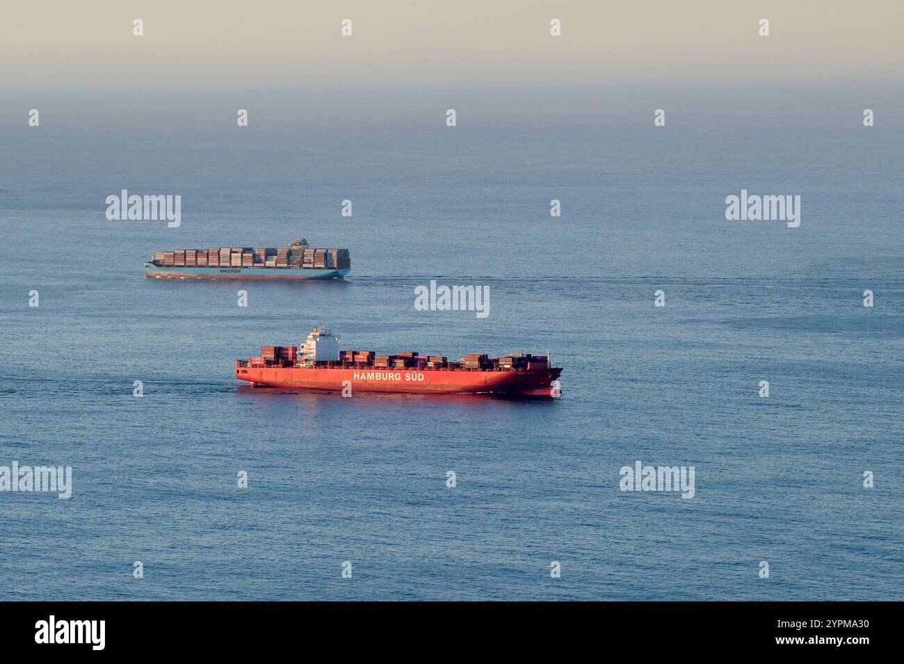 SUDAFRICA, città del Capo, Capo di buona speranza, nave portacontainer della linea di navigazione tedesca Hamburg-Sued e della linea danese Maersk / SÜDAFRIKA, Kapstadt, Kap der guten Hoffnung, container Schiffe von Maersk und Hamburg Süd Foto Stock