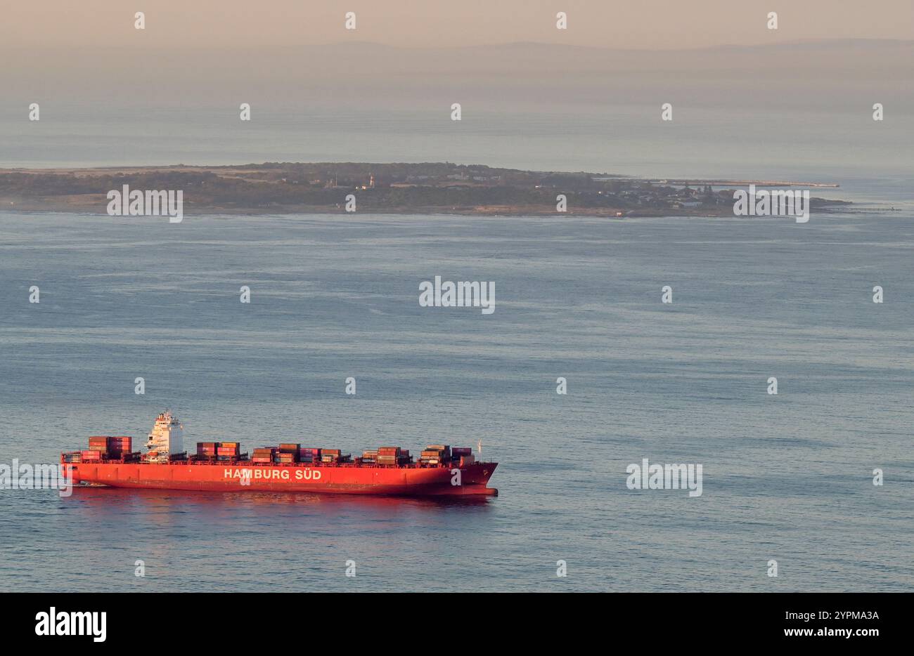 SUDAFRICA, città del Capo, Capo di buona speranza, nave portacontainer della linea di navigazione tedesca Hamburg-Sued di fronte all'ex prigione Robben Island dove Nelson Mandela fu imprigionato / SÜDAFRIKA, Kapstadt, Kap der guten Hoffnung, Container Schiff der deutschen Reederei Hamburg Süd vor ehemaliger Gefängnis Insel Robben Island Foto Stock