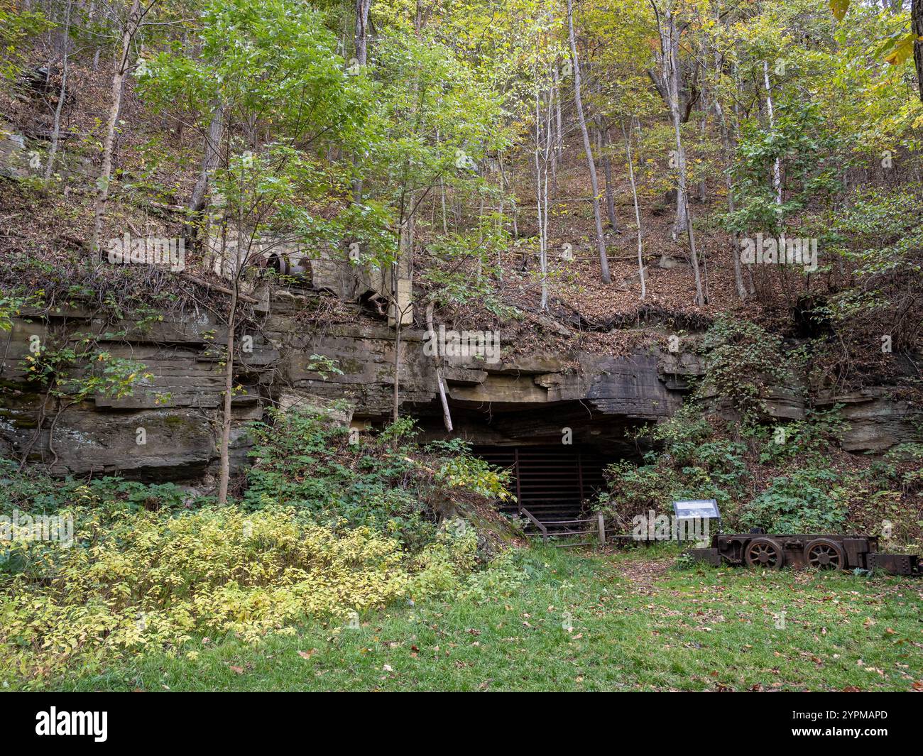 Un misterioso ingresso sigillato alla miniera di carbone di Nuttalburg invita alla curiosità, suggerendo la ricca storia e le storie nascoste nelle profondità del New River Foto Stock