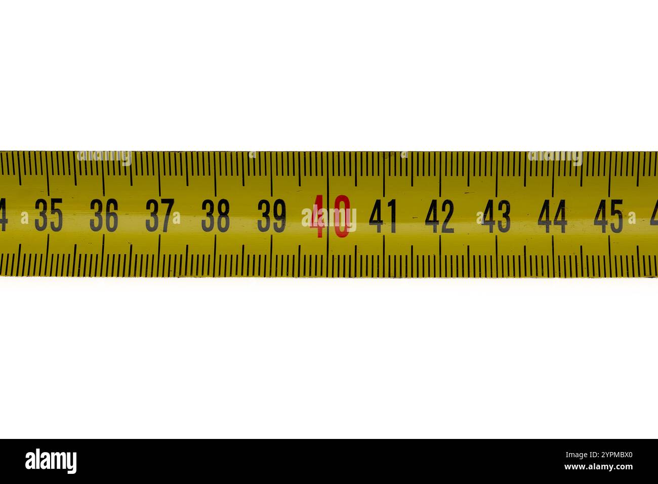 Nastro di misurazione con il numero 40 evidenziato in rosso su sfondo bianco – 40° compleanno e concetto Milestone. Foto Stock