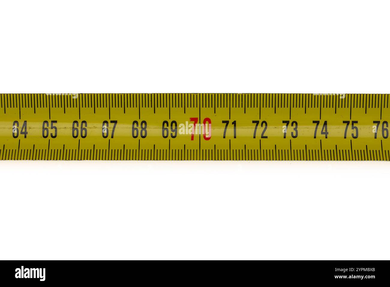 Nastro di misurazione che evidenzia il numero 70 in rosso su sfondo bianco - concetto di 70 ° compleanno e anni di vita. Foto Stock