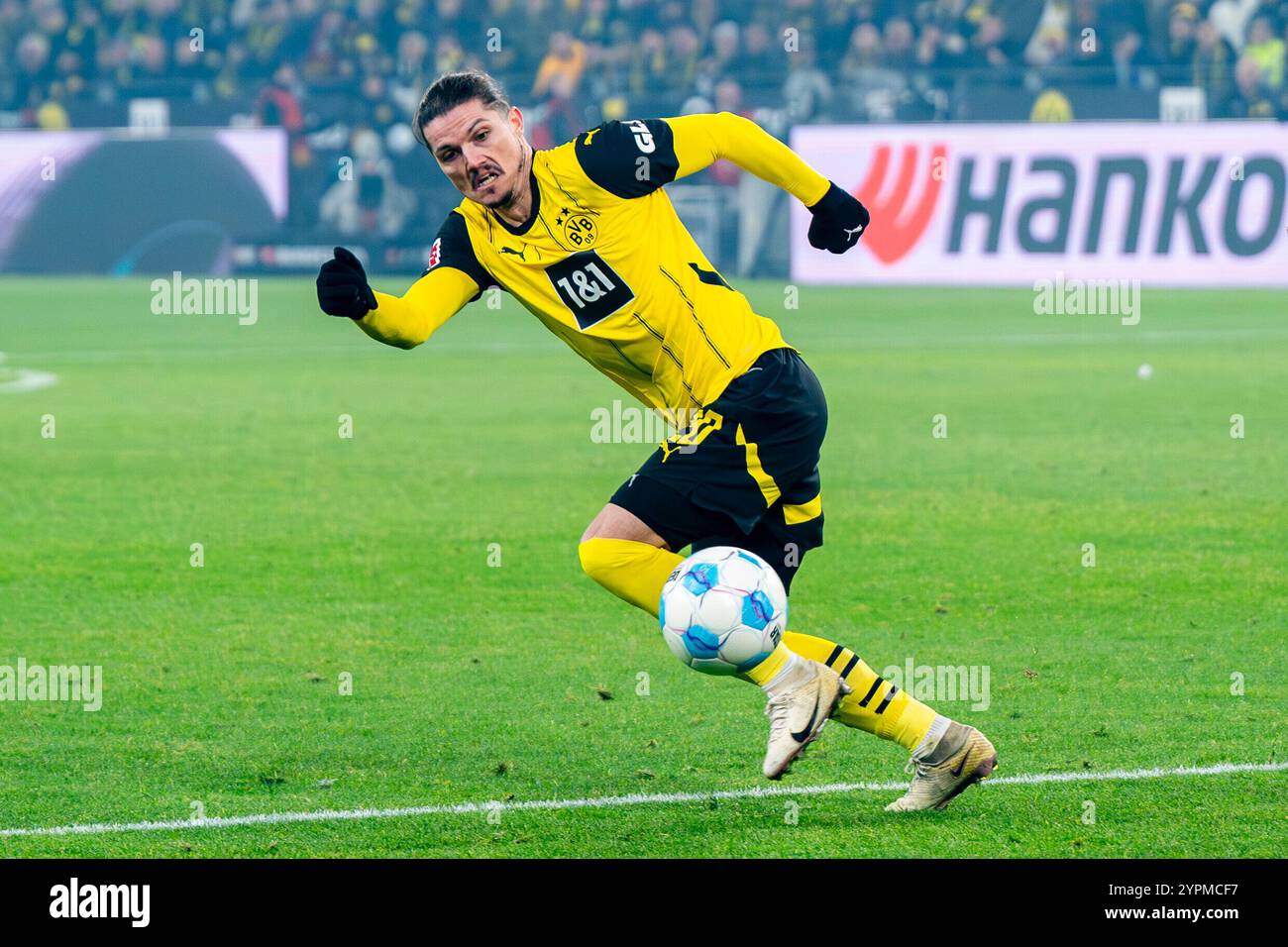 30.11.2024: Fußball: Borussia Dortmund - FC Bayern München, 12. Spieltag im Signal-Iduna-Park. Dortmunds Marcel Sabitzer läuft mit dem Ball am Fuß. WICHTIGER HINWEIS: gemäß den Vorgaben der DFL und des DFB ist es untersagt, in dem Stadion und/oder vom Spiel angefertigte Fotoaufnahmen in forma von Sequenzbildern und/oder videoähnlichen Fotostrecken zu verwerten bzw. verwerten zu lassen. Foto Stock