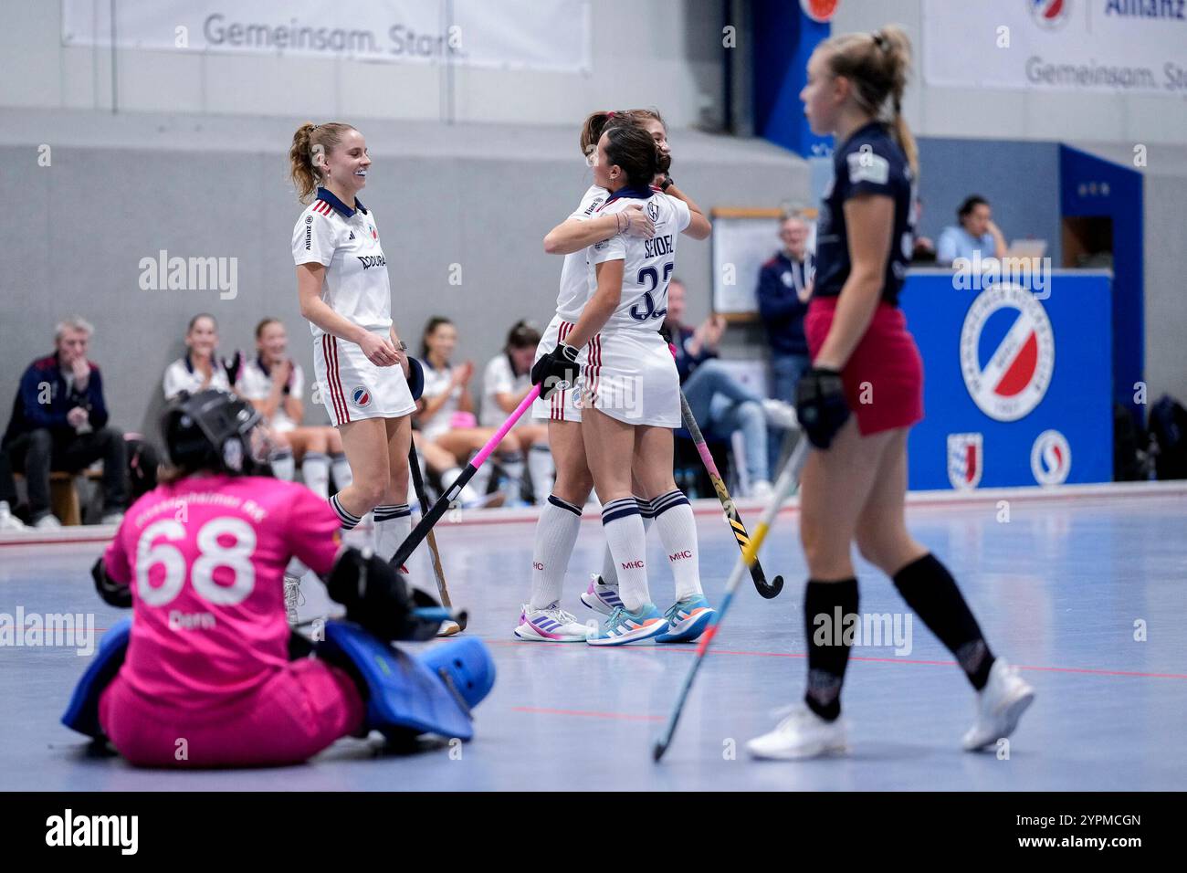 v.li.: Lisa Mayerhöfer (MHC, 17), Sonja Zimmermann (MHC, 11), Torschützin Carolin Seidel (MHC, 32), Spielerinnen vom Mannheimer HC (MHC), jubeln über das Tor zum 6:1, Jubel, Torjubel, Torerfolg, celebrano l'obiettivo, goal, Celebration, Jubelt ueber das Tor, Freuen, Freude, freut sich, Optimistisch, positiv, Spielszene, Highlight, Action, Aktion, 01.12.2024, Mannheim (Deutschland), Hallenhockey, 1. Bundesliga Süd, Damen, Mannheimer HC - Rüsselsheimer RK Foto Stock