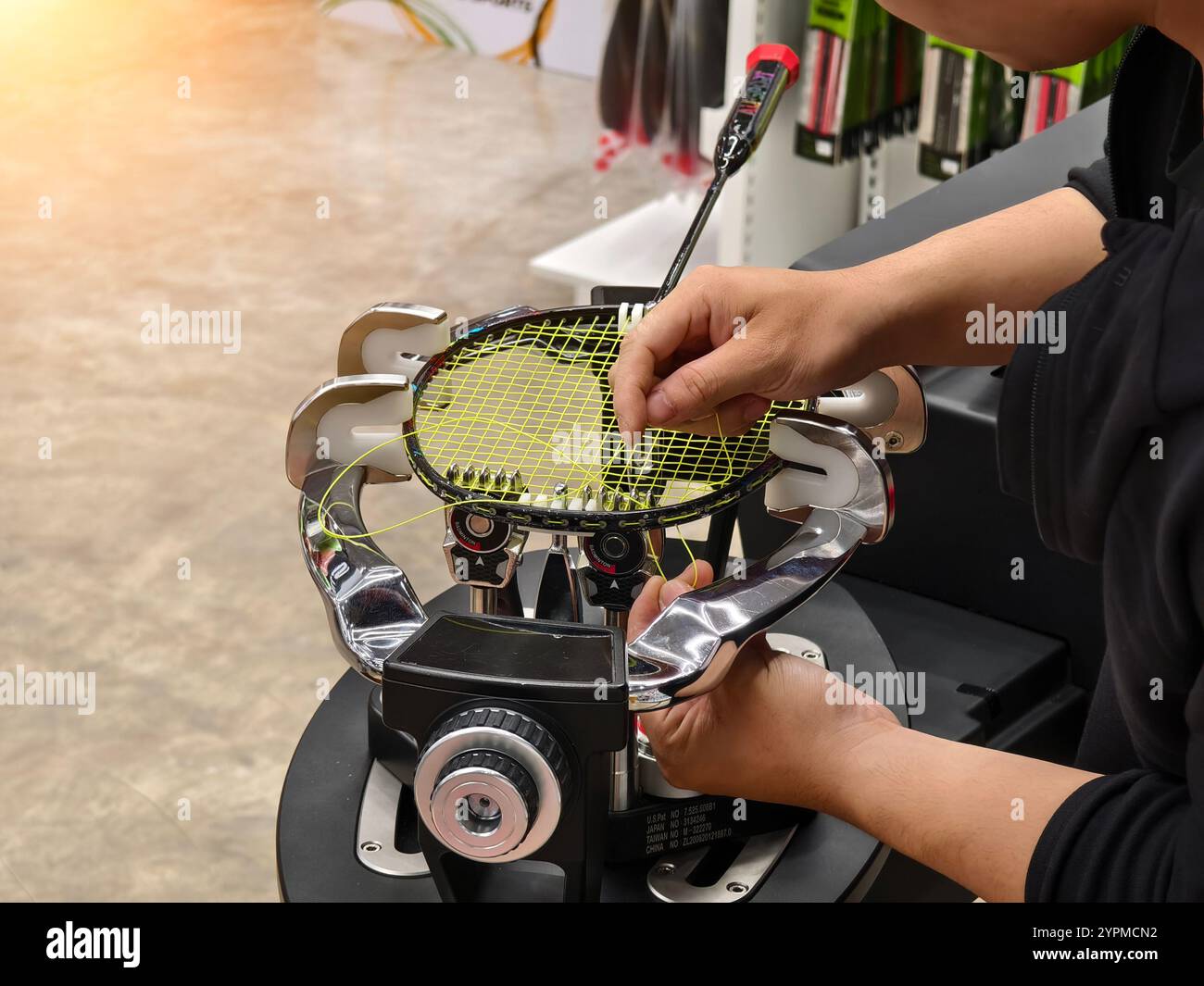 Indossa una racchetta da badminton su una macchina per stringere a racchetta. Foto Stock