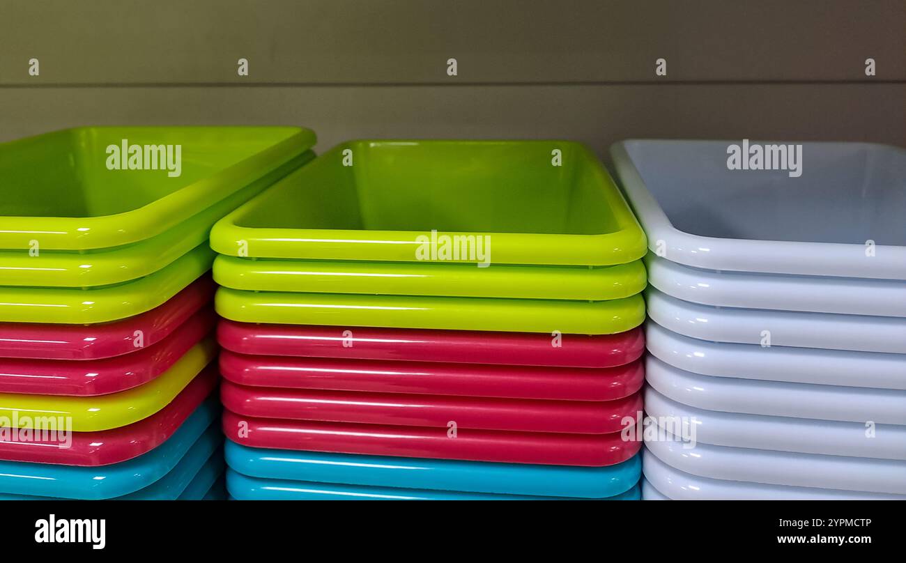 Lavabi in plastica colorata Focus al primo piano Foto Stock