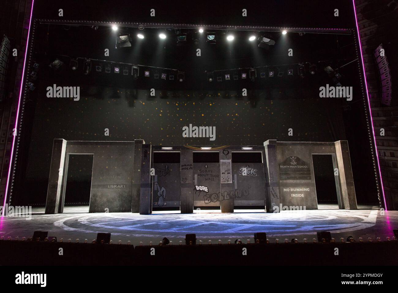 Scenografia completa per meraviglia. Atterra all'Olivier Theatre, National Theatre (NT), Londra SE1 10/12/2015 a Manchester International Festival, Theatre du Chatelet & NT co-produzione musica: Damon Albarn libro & testi: Moira Buffini Set design: Rae Smith costumi: Katrina Lindsay illuminazione: Paule Constable coreografo: Javier De Frutos regista: Rufus Norris Foto Stock