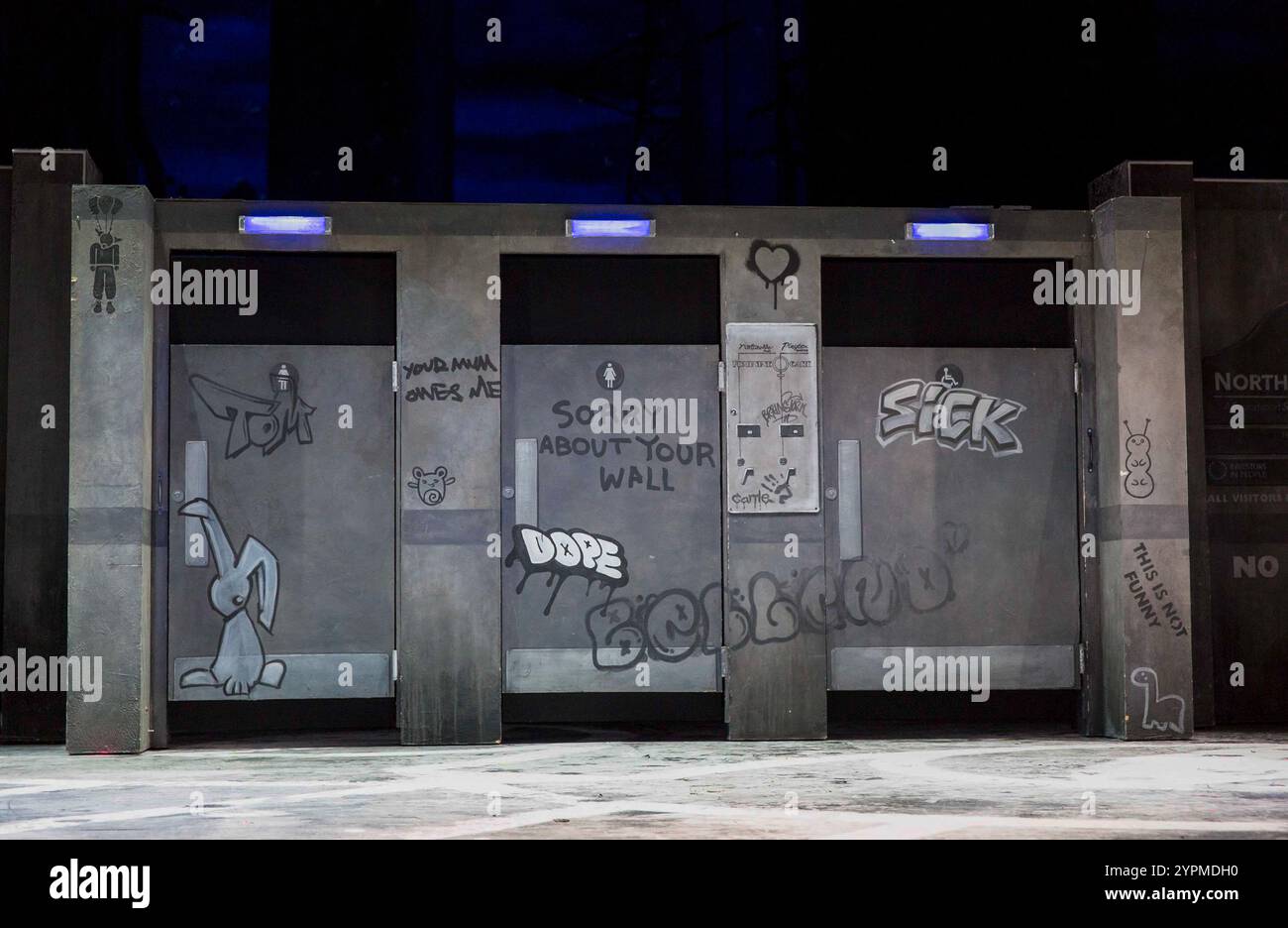 Scenografia per meraviglia. Atterra all'Olivier Theatre, National Theatre (NT), Londra SE1 10/12/2015 a Manchester International Festival, Theatre du Chatelet & NT co-produzione musica: Damon Albarn libro & testi: Moira Buffini Set design: Rae Smith costumi: Katrina Lindsay illuminazione: Paule Constable coreografo: Javier De Frutos regista: Rufus Norris Foto Stock