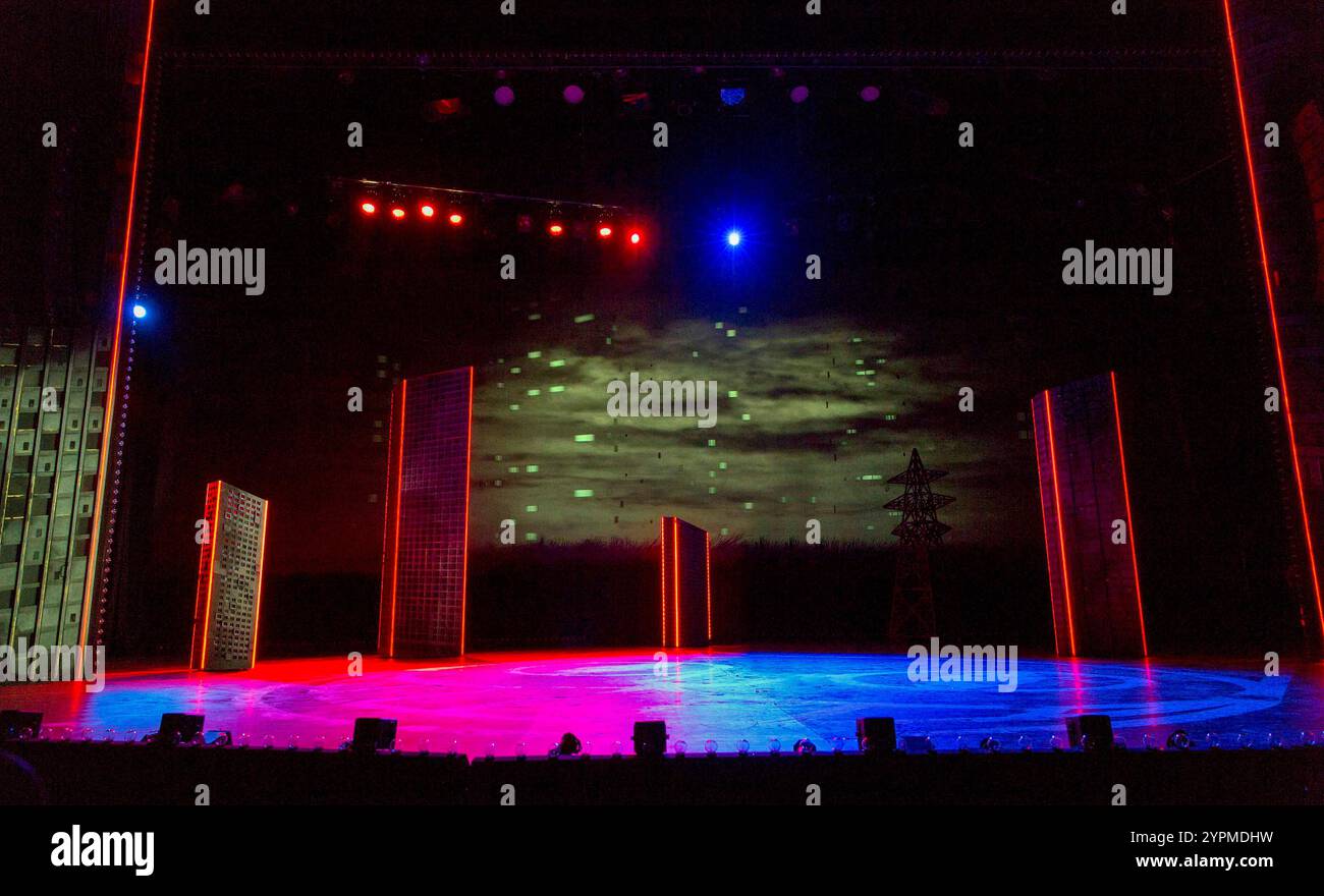 Scenografia completa per meraviglia. Atterra all'Olivier Theatre, National Theatre (NT), Londra SE1 10/12/2015 a Manchester International Festival, Theatre du Chatelet & NT co-produzione musica: Damon Albarn libro & testi: Moira Buffini Set design: Rae Smith costumi: Katrina Lindsay illuminazione: Paule Constable coreografo: Javier De Frutos regista: Rufus Norris Foto Stock