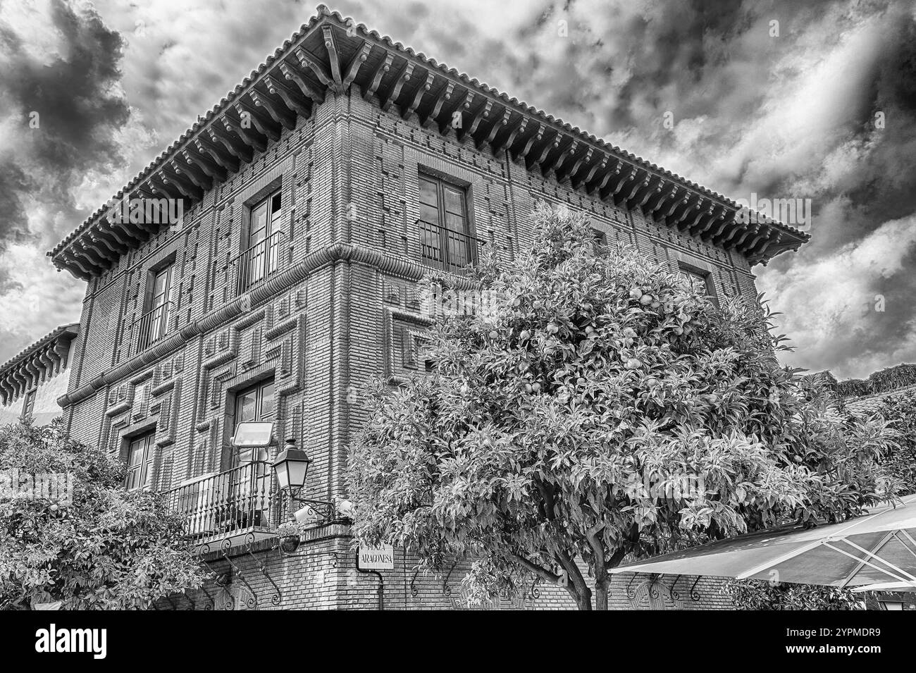 Un edificio in Plaza Aragonesa, una delle piazze principali del Poble Espanyol, un museo architettonico all'aperto sulla collina Montjuic a Barcellona, Cataloni Foto Stock