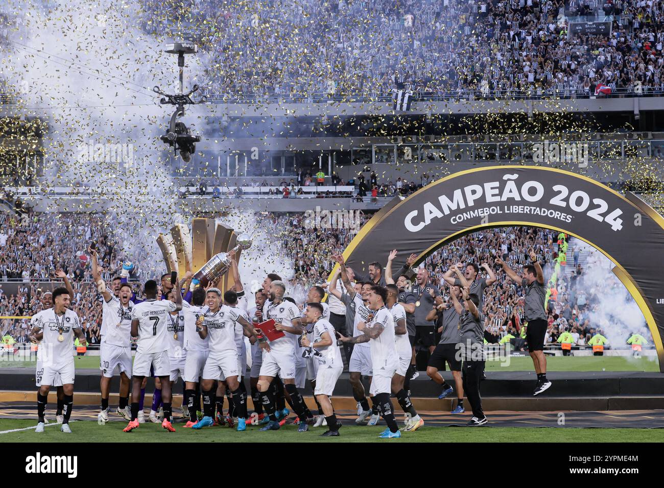 Buenos Aires, Argentina - 30 novembre 2024: Atlético Mineiro e Botafogo affrontano la finale di Copa Libertadores all'Estadio Monumental di Buenos Aires, segnando uno storico scontro tutto brasiliano. I tifosi di entrambe le squadre hanno riempito la città di energia, mentre i due club competono per l'ambito titolo sudamericano. La partita promette una posta alta, una rivalità intensa e il calcio al suo meglio. (Foto di UNAR Photo) credito: UNAR Photo/Alamy Live News Foto Stock