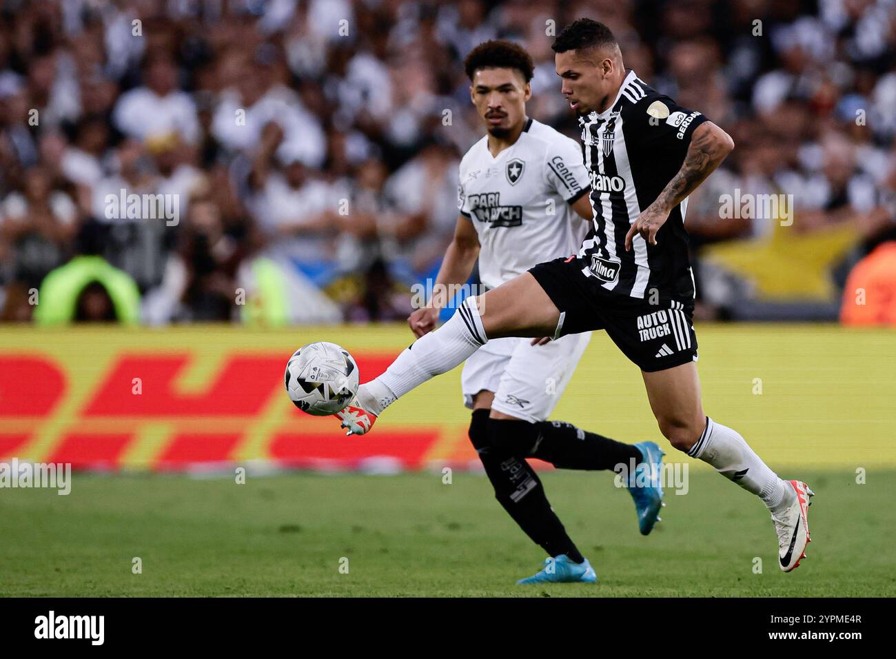 Buenos Aires, Argentina - 30 novembre 2024: Atlético Mineiro e Botafogo affrontano la finale di Copa Libertadores all'Estadio Monumental di Buenos Aires, segnando uno storico scontro tutto brasiliano. I tifosi di entrambe le squadre hanno riempito la città di energia, mentre i due club competono per l'ambito titolo sudamericano. La partita promette una posta alta, una rivalità intensa e il calcio al suo meglio. (Foto di UNAR Photo) credito: UNAR Photo/Alamy Live News Foto Stock