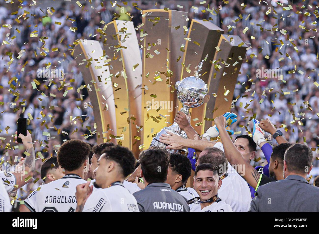 Buenos Aires, Argentina - 30 novembre 2024: Atlético Mineiro e Botafogo affrontano la finale di Copa Libertadores all'Estadio Monumental di Buenos Aires, segnando uno storico scontro tutto brasiliano. I tifosi di entrambe le squadre hanno riempito la città di energia, mentre i due club competono per l'ambito titolo sudamericano. La partita promette una posta alta, una rivalità intensa e il calcio al suo meglio. (Foto di UNAR Photo) credito: UNAR Photo/Alamy Live News Foto Stock