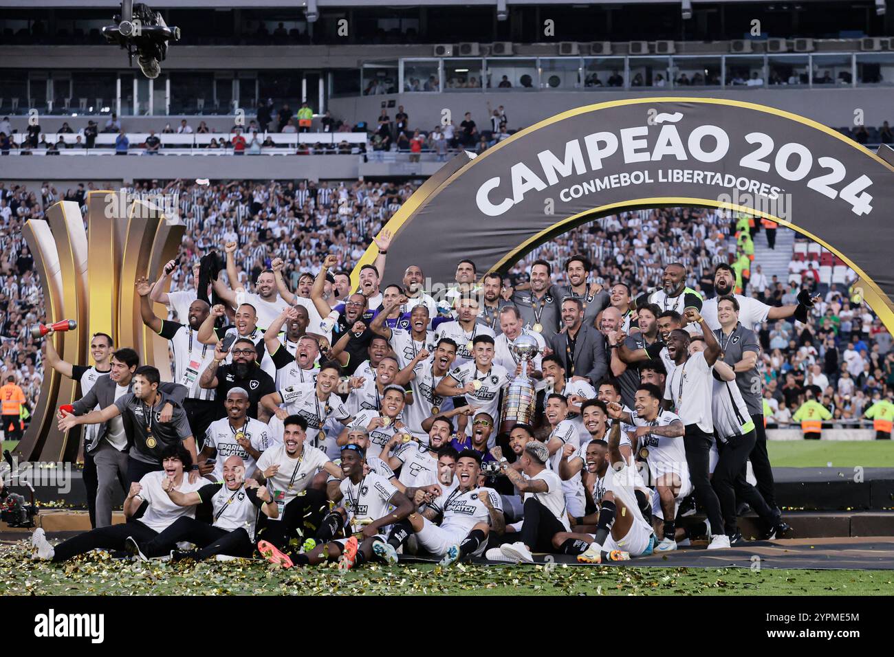 Buenos Aires, Argentina - 30 novembre 2024: Atlético Mineiro e Botafogo affrontano la finale di Copa Libertadores all'Estadio Monumental di Buenos Aires, segnando uno storico scontro tutto brasiliano. I tifosi di entrambe le squadre hanno riempito la città di energia, mentre i due club competono per l'ambito titolo sudamericano. La partita promette una posta alta, una rivalità intensa e il calcio al suo meglio. (Foto di UNAR Photo) credito: UNAR Photo/Alamy Live News Foto Stock