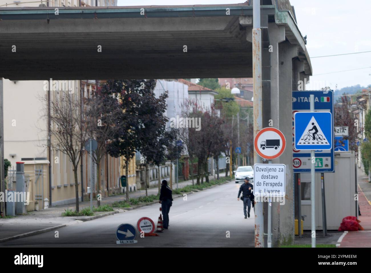 25 ottobre 2024, Slovenia, Nova Gorica: Veduta dalla Slovenia all'Italia: Incrocio stradale da Nova Gorica a Gorizia. A causa della migrazione irregolare, l'Italia controlla entrambi i paesi vicini nonostante la loro adesione a Schengen. Per la prima volta, una coppia di città transfrontaliere si presenta come una metropoli culturale europea. Nel 2025 le città di Nova Gorica (Slovenia) e Gorizia (Italia) avranno il titolo di capitale europea della cultura. Sotto il motto 'Vai! Borderless”, è la prima volta che un'area urbana di insediamento che abbraccia due paesi diversi si presenta come un Capi europeo Foto Stock