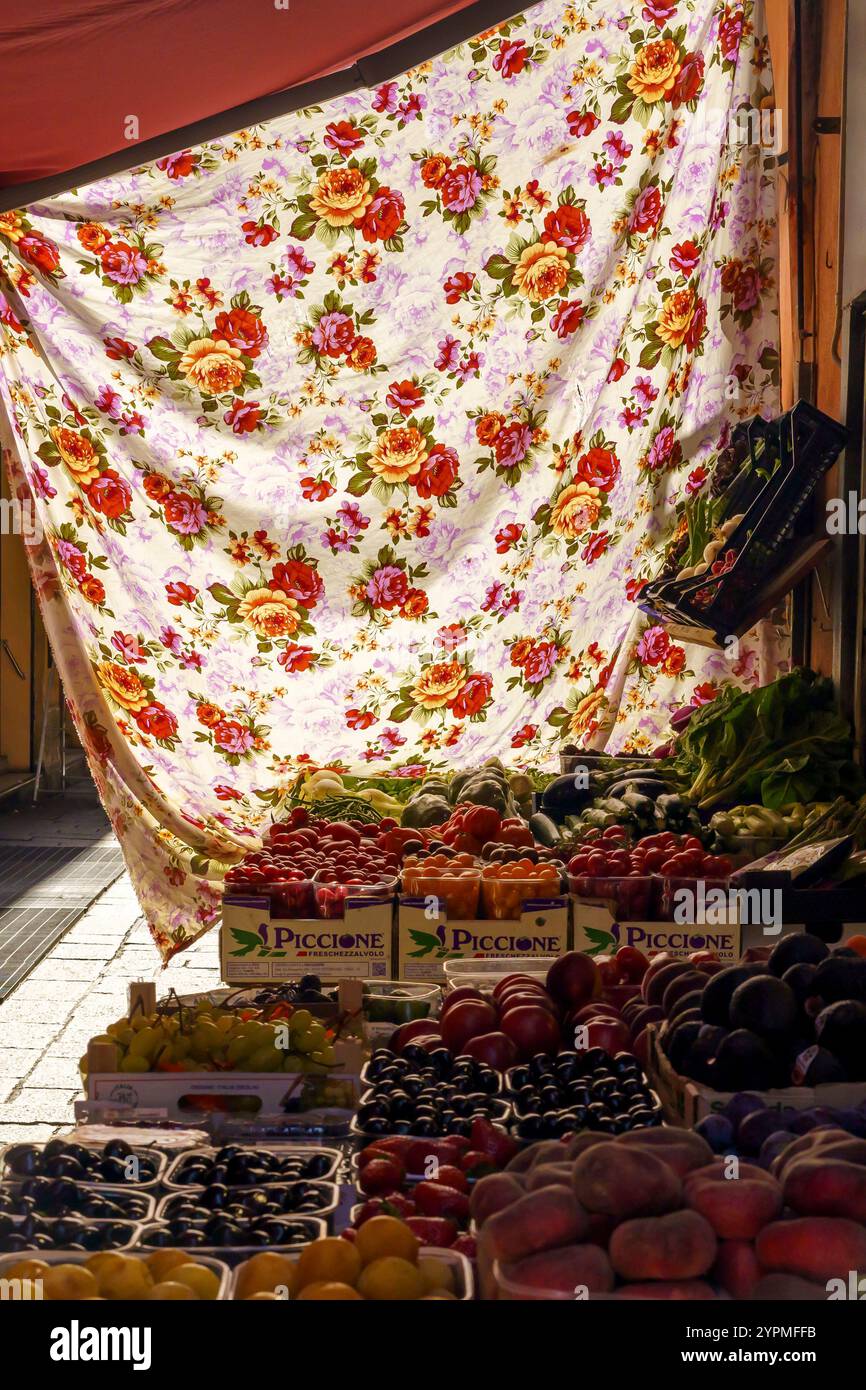 Commerciante locale a Bologna, in Italia, che tiene all'ombra i propri ortofrutticoli Foto Stock