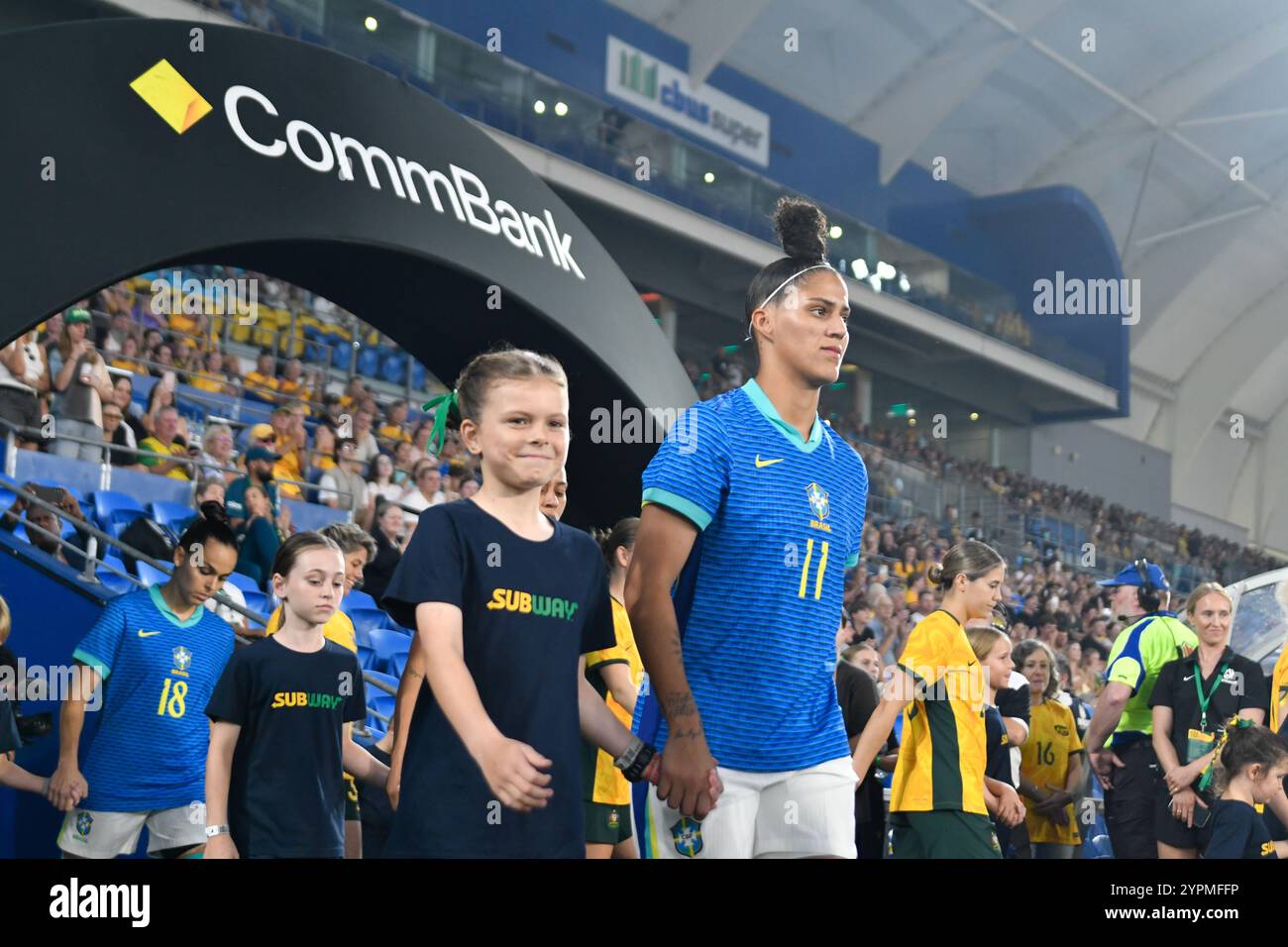 Gold Coast, Australia. 1 dicembre 2024, la star brasiliana Amanda Gutierres emerse dal tunnel durante l'amichevole internazionale, Australia contro Brasile. Crediti: Kleber Osorio/Alamy Live News Foto Stock