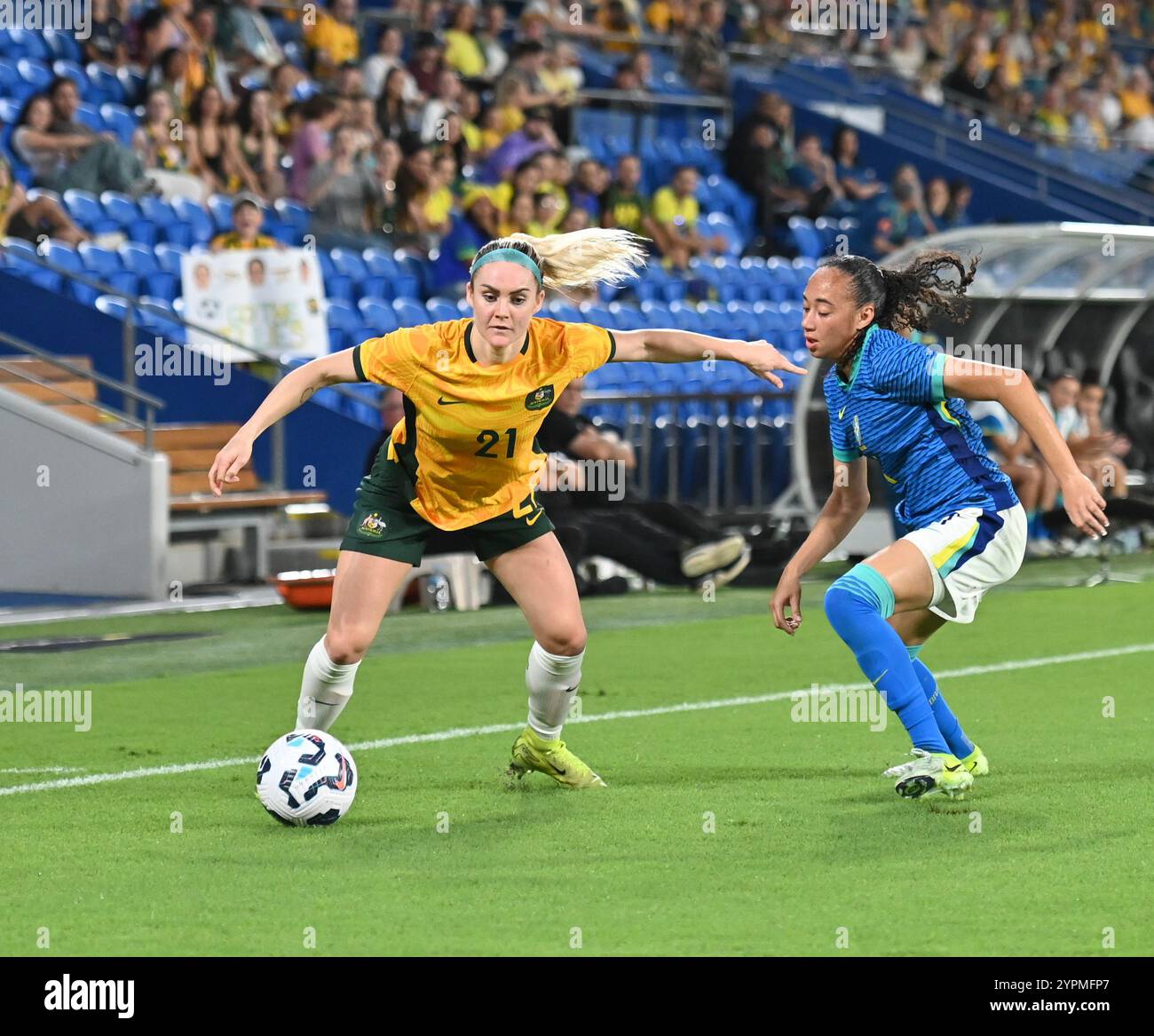 Gold Coast, Australia. 1 dicembre 2024, Elle Carpenter affronta l'Aline Amaro del Brasile durante l'amichevole internazionale, Australia contro Brasile. Crediti: Kleber Osorio/Alamy Live News Foto Stock