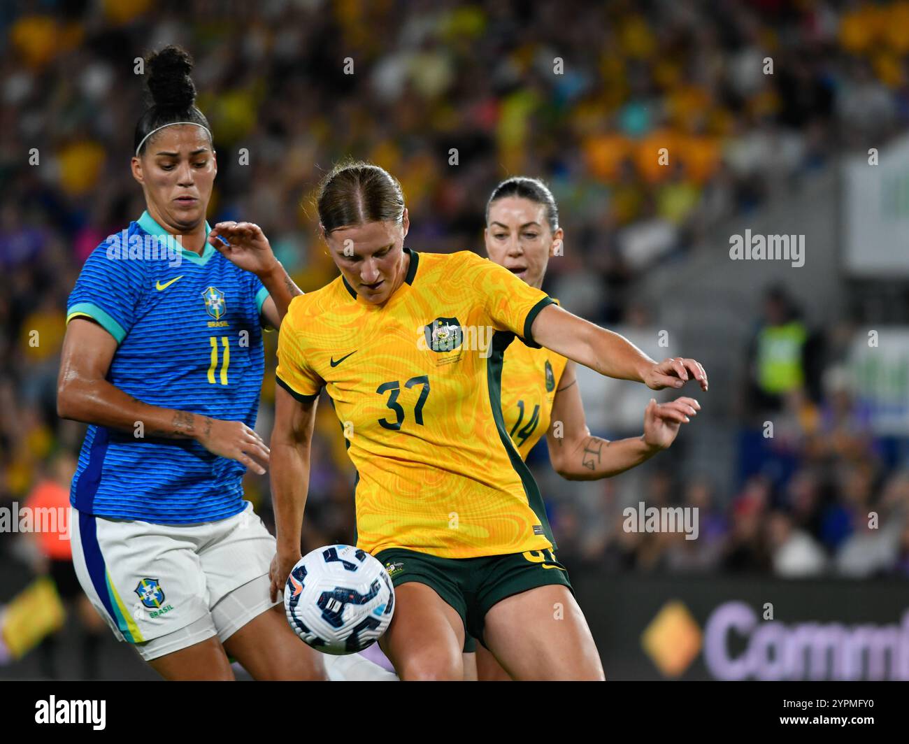 Gold Coast, Australia. 1 dicembre 2024, Natasha dell'Australia prima di respingere la palla dalla brasiliana Amanda Gutierres durante l'amichevole internazionale, Australia contro Brasile. Crediti: Kleber Osorio/Alamy Live News Foto Stock