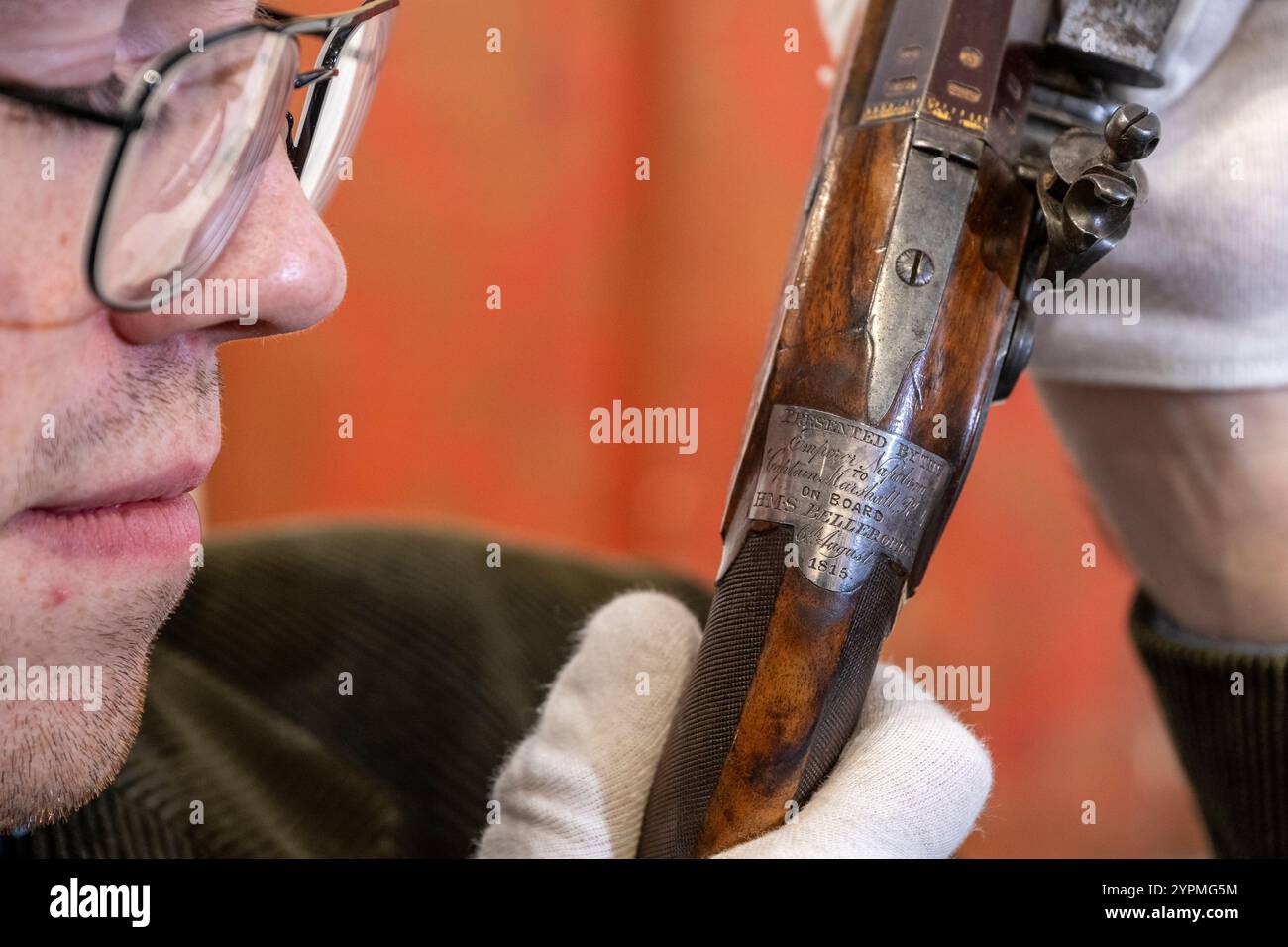 Londra, Regno Unito. Dicembre 2024. Un membro dello staff presenta una delle due pistole di ufficiali francesi di Boutet, Versailles, Parigi, per il 1798-1809, stimate £ 10.000 - £ 14.000, (l'iscrizione recita: «Presentato dall'Imperatore Napoleone al Capitano Marshall RL MS a bordo di H.M.S. Bellerophon, 6 agosto 1815»), in anteprima della vendita fine Antique Arms, Armour & Militaria alle aste Olympia di Kensington Olympia. I lotti saranno venduti il 4 dicembre. Crediti: Stephen Chung / Alamy Live News Foto Stock