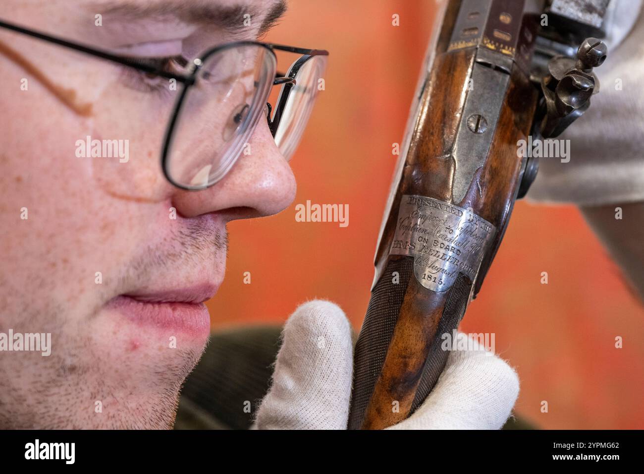 Londra, Regno Unito. Dicembre 2024. Un membro dello staff presenta una delle due pistole di ufficiali francesi di Boutet, Versailles, Parigi, per il 1798-1809, stimate £ 10.000 - £ 14.000, (l'iscrizione recita: «Presentato dall'Imperatore Napoleone al Capitano Marshall RL MS a bordo di H.M.S. Bellerophon, 6 agosto 1815»), in anteprima della vendita fine Antique Arms, Armour & Militaria alle aste Olympia di Kensington Olympia. I lotti saranno venduti il 4 dicembre. Crediti: Stephen Chung / Alamy Live News Foto Stock