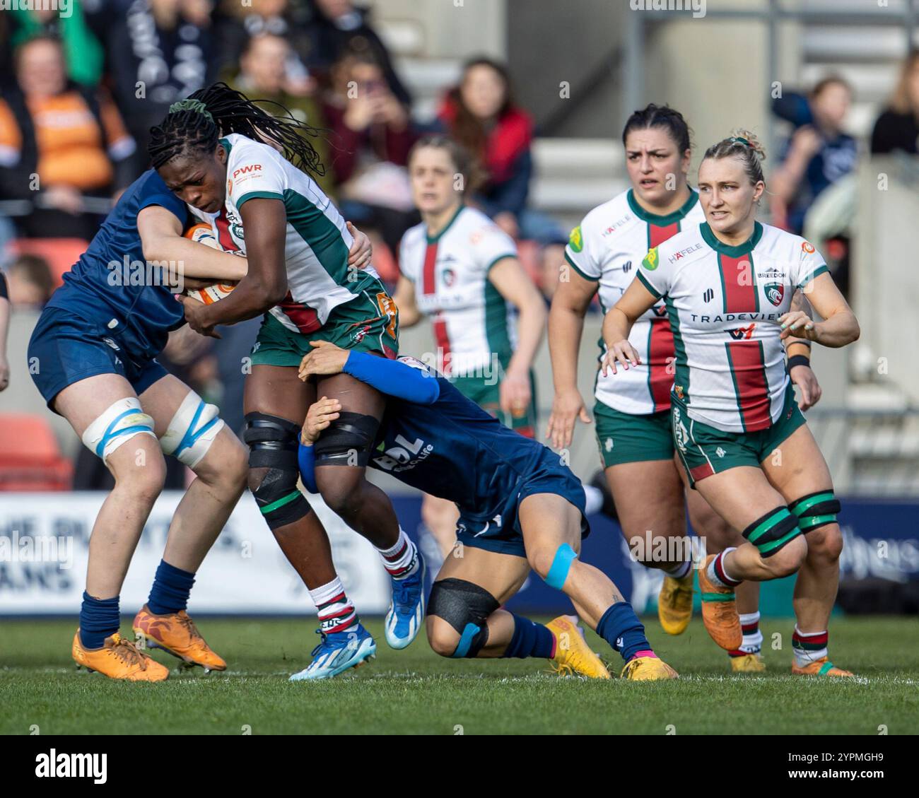 1 dicembre 2024; Salford Community Stadium, Salford, Lancashire, Inghilterra; Allianz Premiership Womens Rugby, sale Sharks contro Leicester Tigers; Julia Omokhuale di Leicester Tigers Women è affrontata Foto Stock