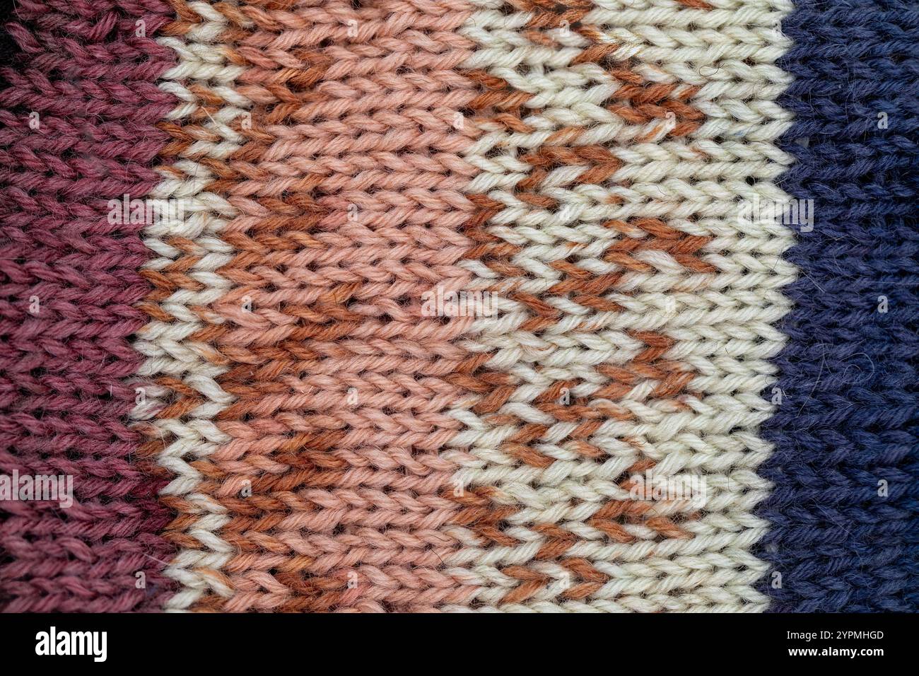 Texture a maglia fatta a mano con lana blu, marrone, rosso scuro e bianca. Foto Stock