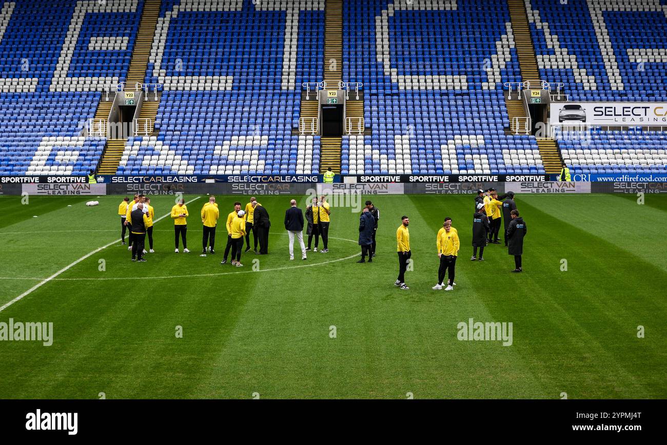 Giocatori dell'Harborough Town in campo prima della partita durante la seconda partita della Emirates fa Cup al Select Car leasing Stadium di Reading. Data foto: Domenica 1 dicembre 2024. Foto Stock