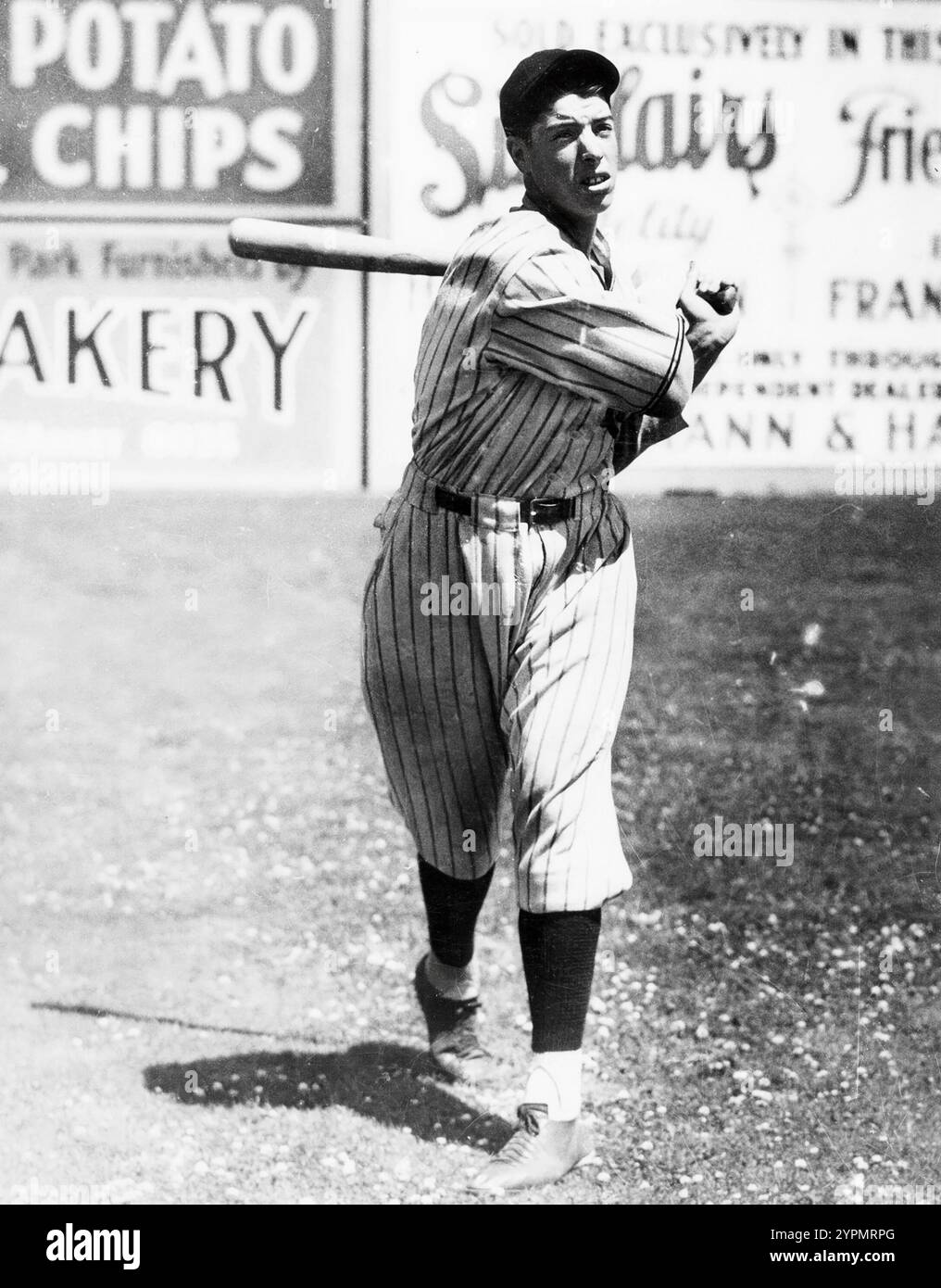 Joe DiMaggio, la super star dei New York Yankees, che ha colpito una baseball, 1930 anni Foto Stock