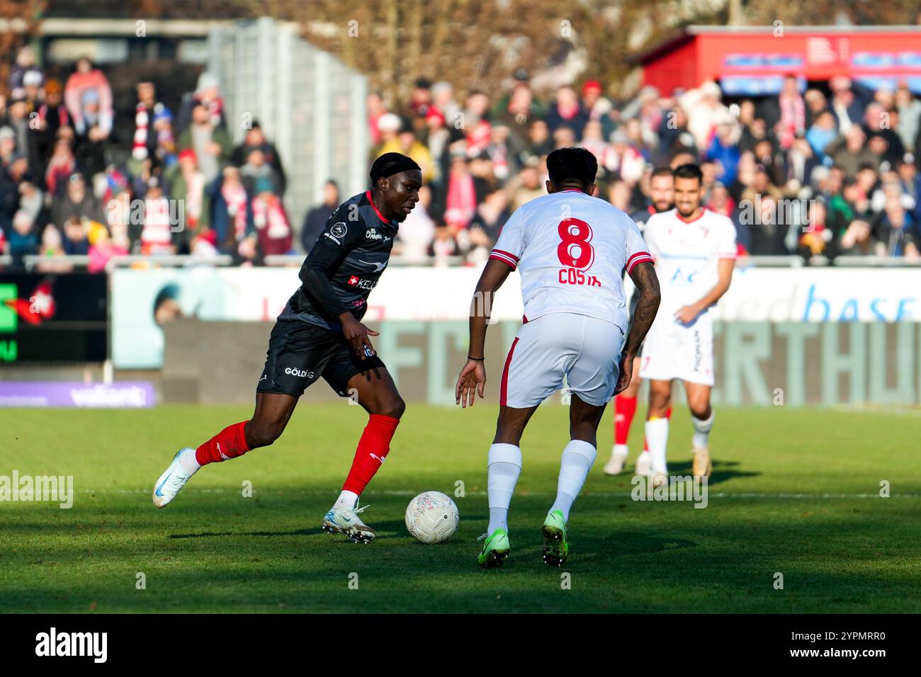 Winterthur, Svizzera. 14 marzo 2021. Winterthur, Svizzera, 1 dicembre 2024: Josias Lukembila (90 FCW) in un dribbling contro Baltazar Costa Rodrigues de Oliveira (8 FCS). Partita di Super League tra FC Winterthur e FC Sion allo Stadion Schützenwiese di Winterthur, Svizzera. (Maximilian Gärtner/SPP) credito: SPP Sport Press Photo. /Alamy Live News Foto Stock