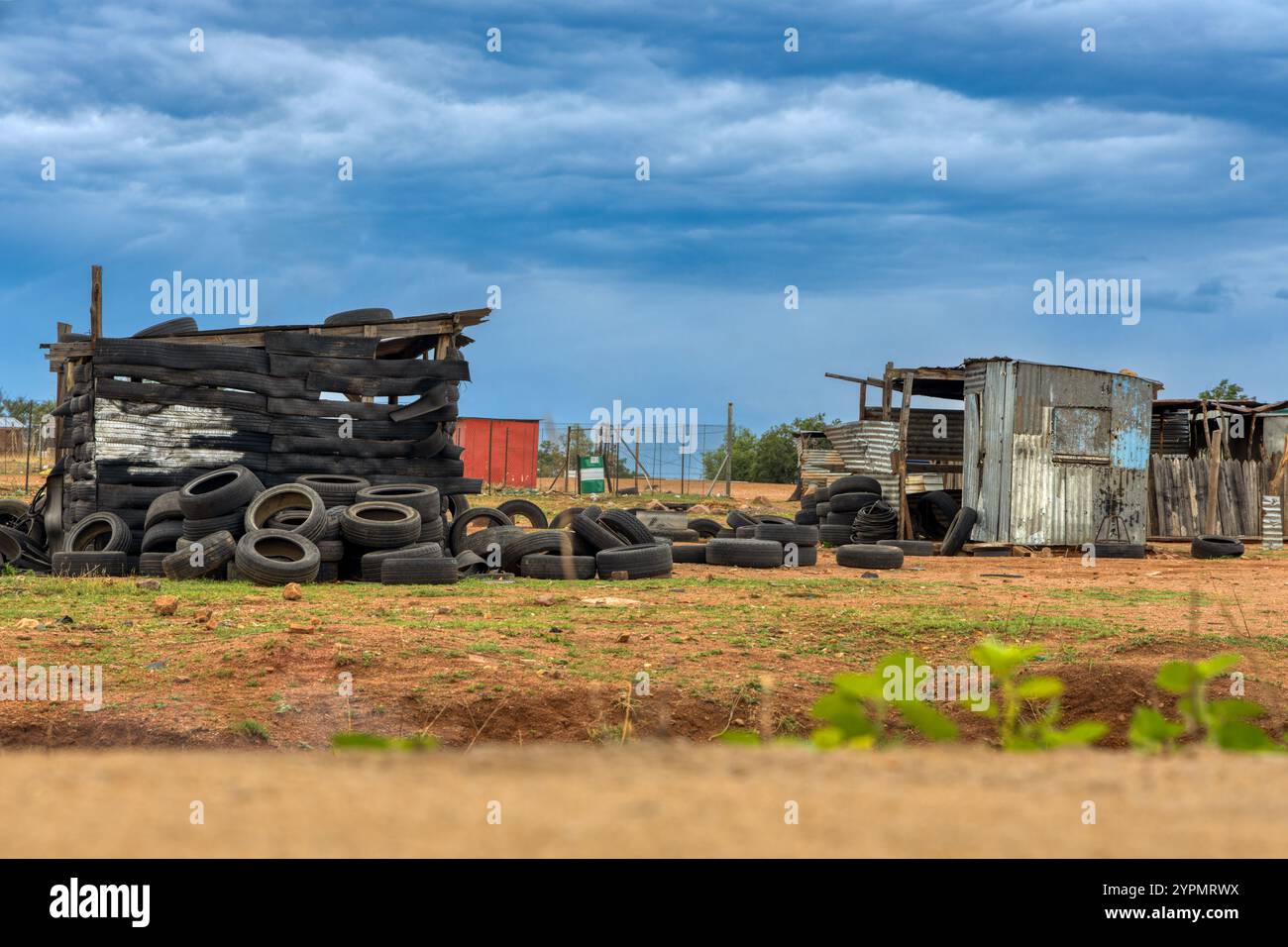 baraccopoli , baracca fatta di piani usati e lamiera ondulata zincata, insediamento informale di città, Foto Stock