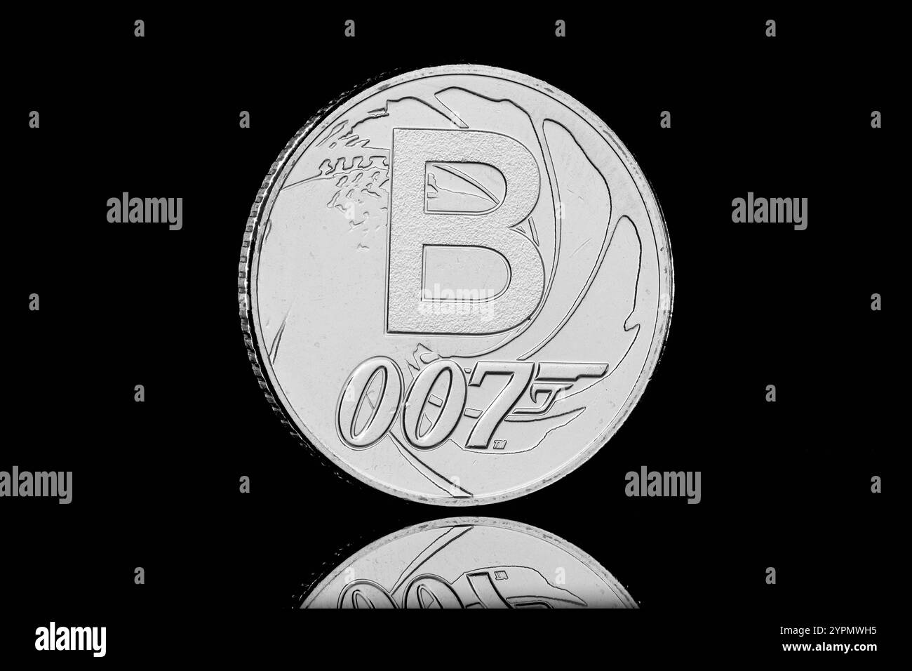 Lettera B per Bond....James Bond nella serie di monete da 10 pence da 2018 A a Z della Gran Bretagna Foto Stock
