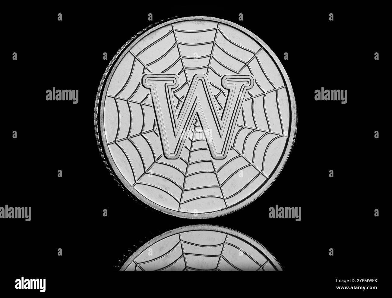 La lettera W che rappresenta il World Wide Web nella serie di monete da 10 pence della Gran Bretagna del 2018 Dalla A alla Z Foto Stock
