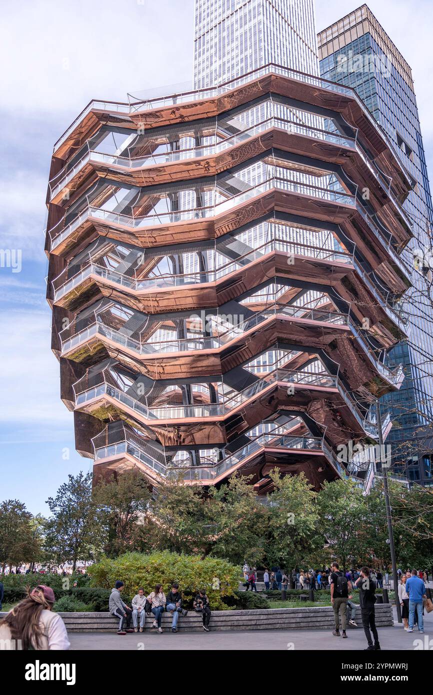 New York, New York, USA – 26 ottobre 2024: La nave nella sezione Hudson Yards di Manhattan di New York, New York, USA. La struttura a nido d'ape è un ma Foto Stock