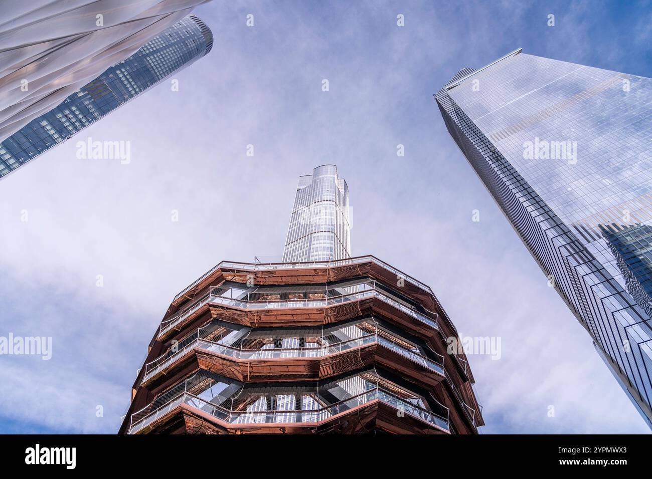 New York, New York, USA – 26 ottobre 2024: La nave nella sezione Hudson Yards di Manhattan di New York, New York, USA. La struttura a nido d'ape è un ma Foto Stock