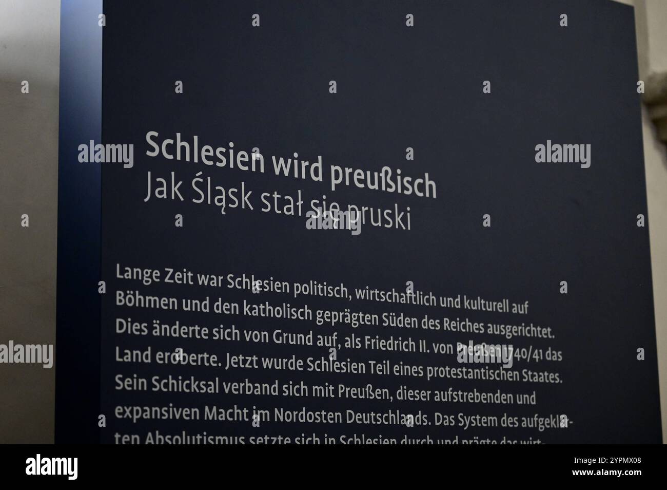 Schriftzug Schlesien wird preußisch im Schlesischen Museum zu Görlitz. Görlitz, 30.11.2024 Sachsen Germania *** la Slesia diventa lettering prussiano nel Museo Slesiano di Görlitz Görlitz, 30 11 2024 Sassonia Germania Copyright: XMatthiasxWehnertx Foto Stock