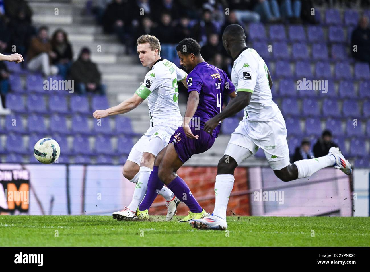 Thibo Somers di Cercle e Brian Plat di Beerschot in azione durante una partita di calcio tra Beerschot va e Cercle Brugge, domenica 01 dicembre 2024 ad Anversa, il giorno 16 della stagione 2024-2025 della prima divisione del campionato belga 'Jupiler Pro League'. BELGA FOTO TOM GOYVAERTS Foto Stock