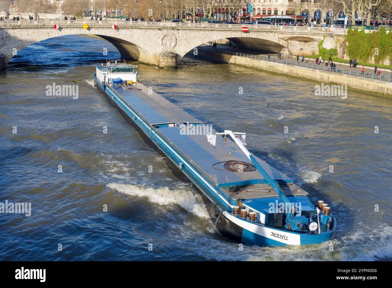 Parigi, Francia, 11.30.2024. Una grande chiatta sul fiume Senna in una soleggiata giornata autunnale Foto Stock