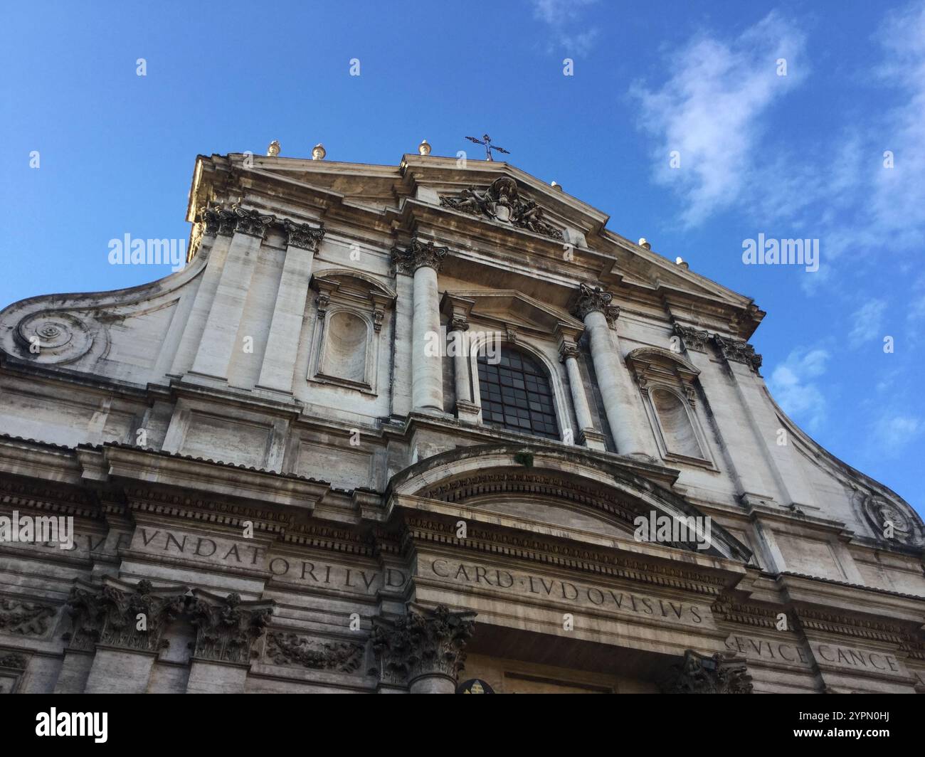 Una splendida facciata storica della chiesa mostra dettagli architettonici intricati. Foto Stock