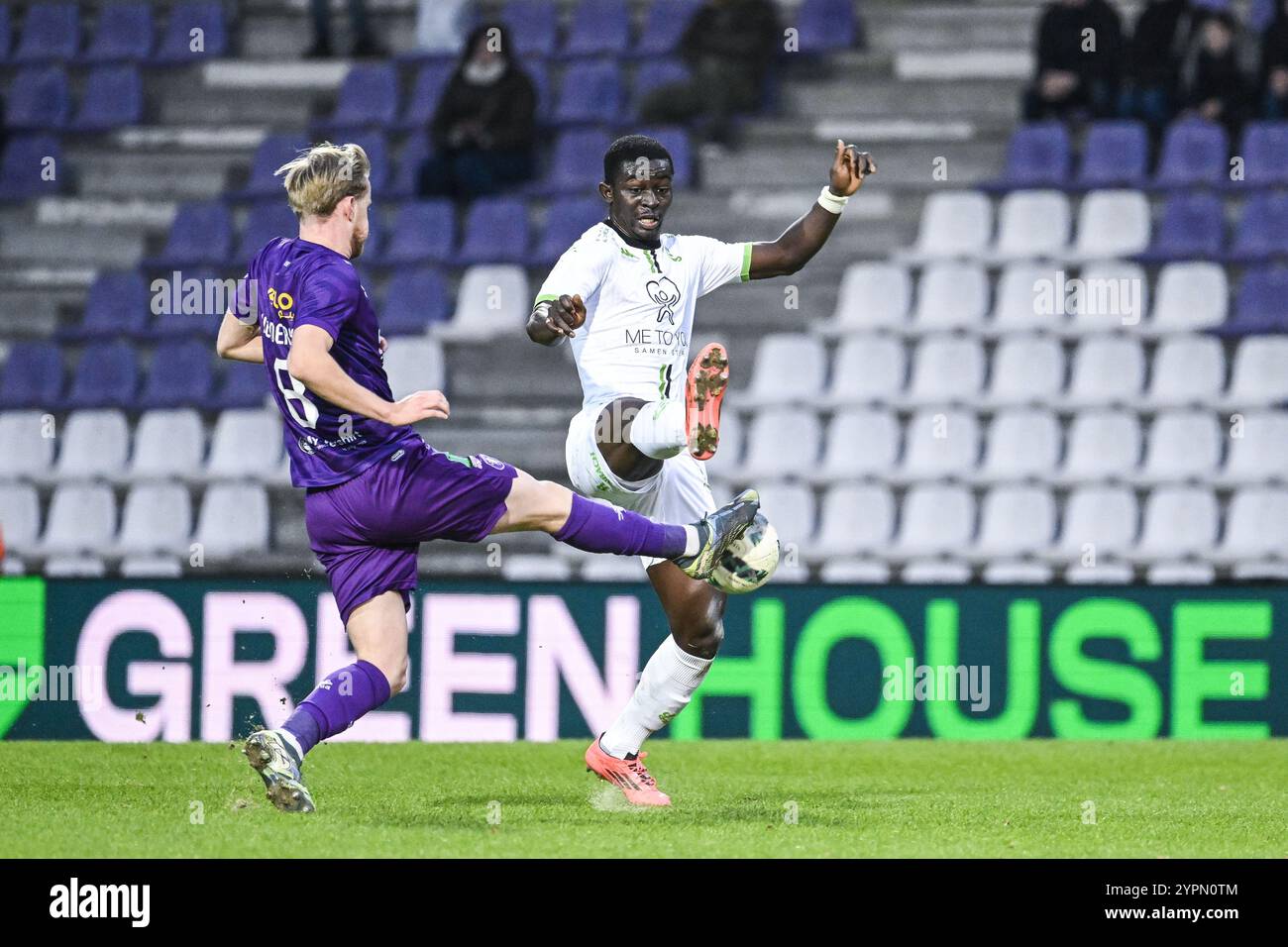 Ewan Henderson di Beerschot e Emmanuel Kakou di Cercle in azione durante una partita di calcio tra Beerschot va e Cercle Brugge, domenica 01 dicembre 2024 ad Anversa, il giorno 16 della stagione 2024-2025 della prima divisione del campionato belga 'Jupiler Pro League'. BELGA FOTO TOM GOYVAERTS Foto Stock