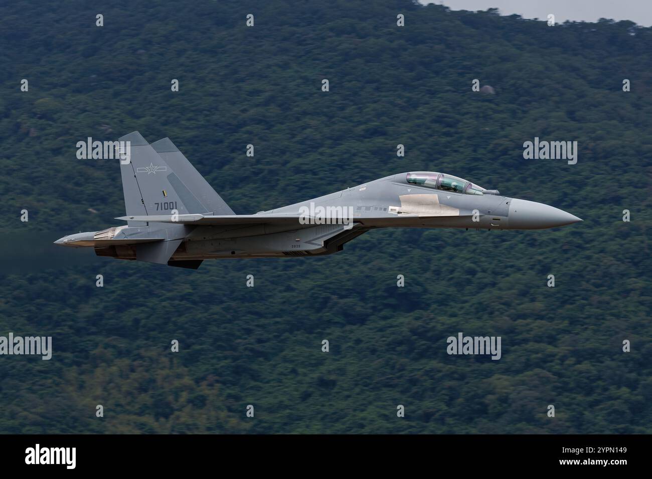 Un combattente d'attacco multiruolo Shenyang J-16 dell'Esercito Popolare di Liberazione cinese all'Airshow China a Zhuhai Foto Stock