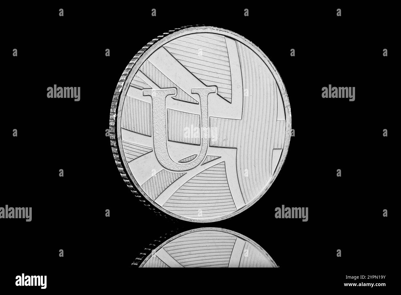 La lettera "U" che rappresenta l'Union Jack nella serie di monete da 10 penny della Gran Bretagna del 2018 Dalla A alla Z. Foto Stock