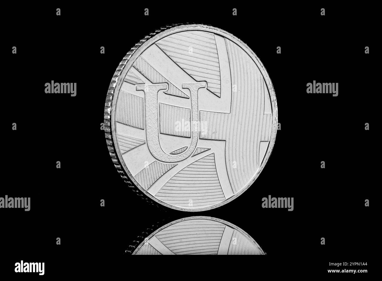 La lettera "U" che rappresenta l'Union Jack nella serie di monete da 10 penny della Gran Bretagna del 2018 Dalla A alla Z. Foto Stock