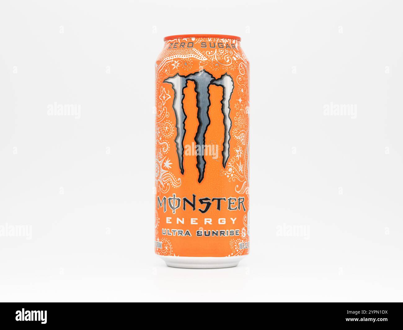 Bevanda Monster Energy Ultra Sunrise. La bevanda energetica senza zucchero si trova in un barattolo d'arancia con un artiglio d'argento e ha un sapore di succo di agrumi. Foto Stock