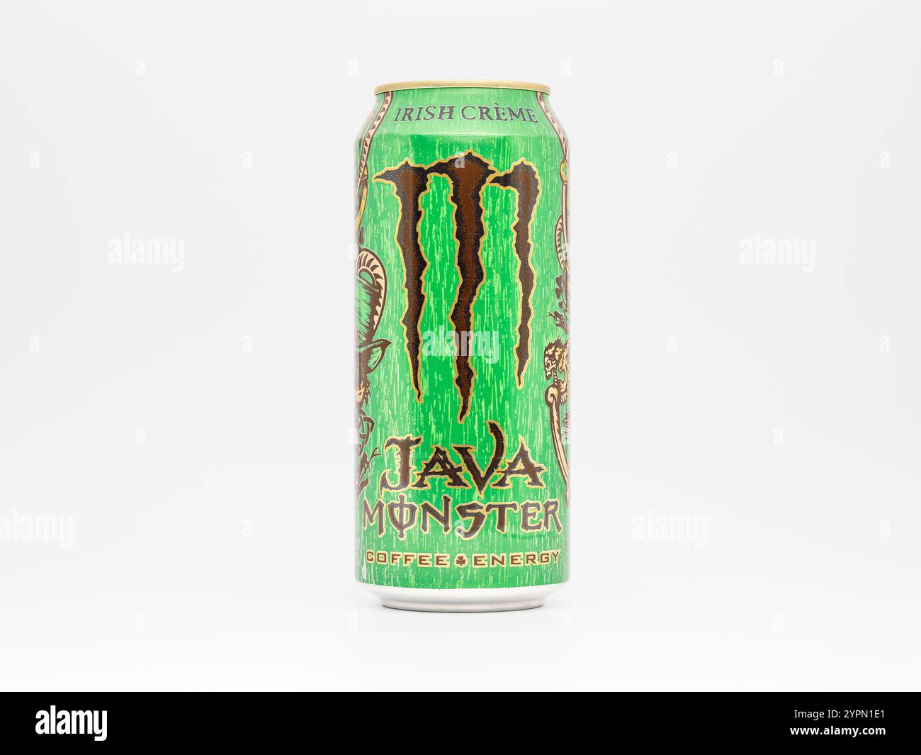 Bevanda irlandese Monster Java Creme. La bevanda energetica è una miscela di caffè irlandese cremoso. Il design della bomboletta è verde testurizzato con un artiglio marrone. Foto Stock